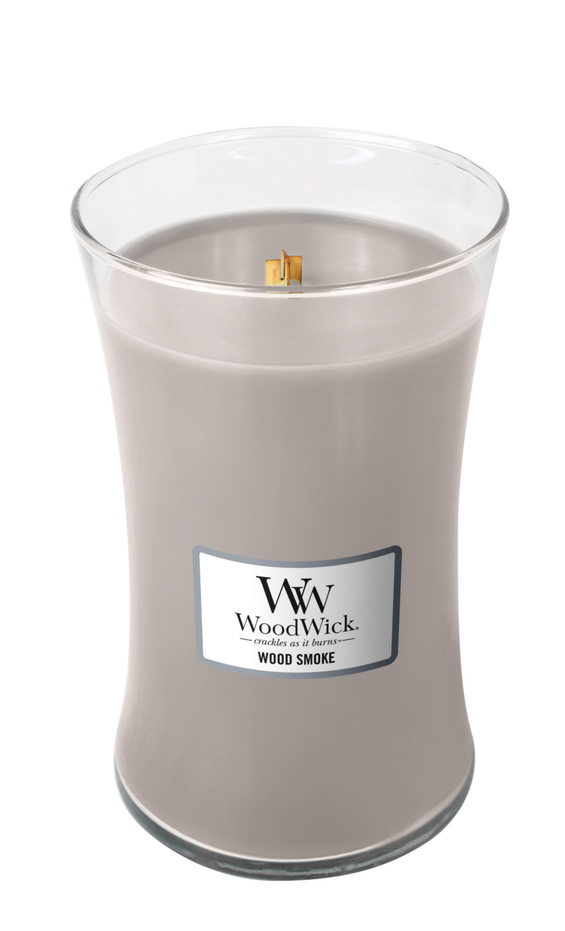 Een prachtige WoodWick kaars in de geur Wood Smoke, ideaal voor het opwekken van de geur van knapperend houtvuur in je huis. Beleef de warmte en gezelligheid van een gezellige avond bij het kampvuur, te koop bij ThuisbijSerena.