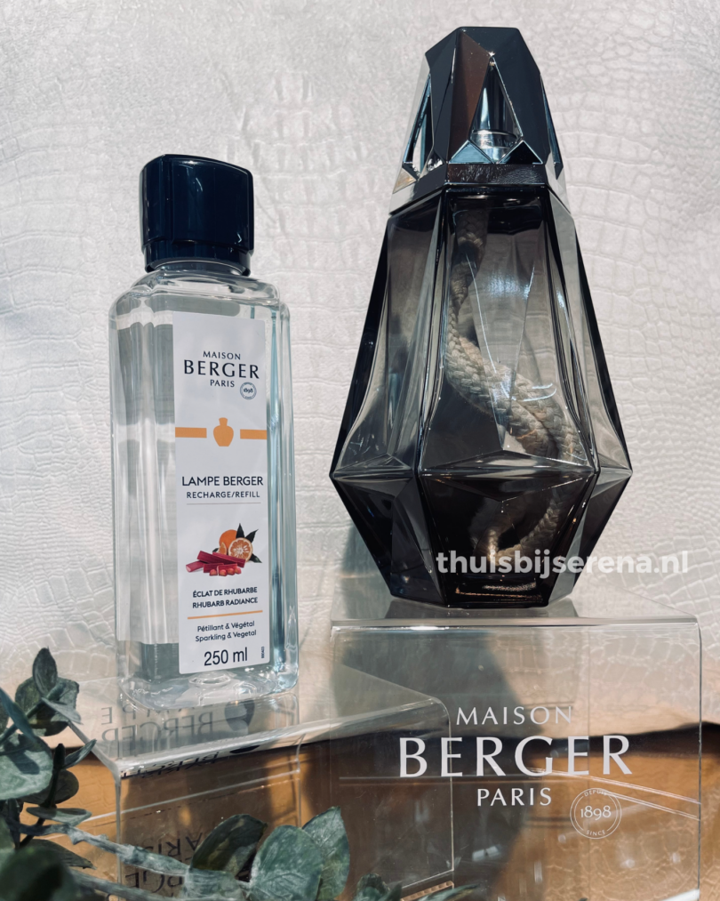 Lampe Berger giftset Prisme Noir balanceert tussen sensualiteit en genereuze gastvrijheid en geeft hiermee een ziel aan het interieur dat ze opfleurt.