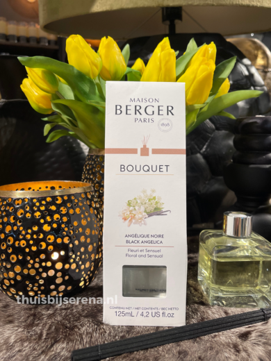 Parfumverspreider Angélique Noire is een sensueel en contrastrijk parfum met een betoverend, bloemig en oosters, bedwelmende en weelderig erotische bloem.