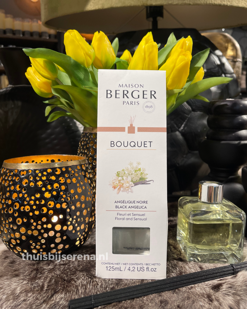 Parfumverspreider Angélique Noire is een sensueel en contrastrijk parfum met een betoverend, bloemig en oosters, bedwelmende en weelderig erotische bloem.