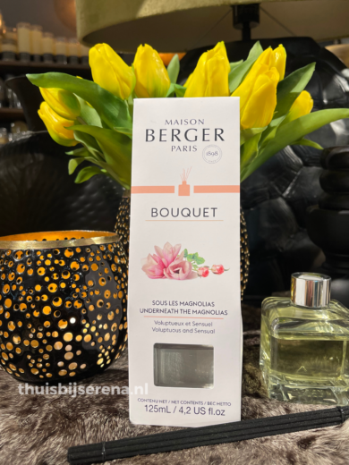 Parfumverspreider Sous les Magnolias zit tussen sensualiteit en provocatie in: een chypré bloemig huisparfum met fruitige accenten.