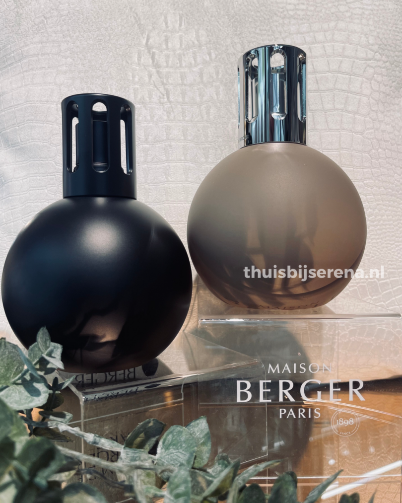 Lampe Berger Boule: wanneer klassiek en modern elkaar ontmoeten: het symbool van Franse elegantie. Deze lamp is te verkrijgen in de kleur taupe en noir.